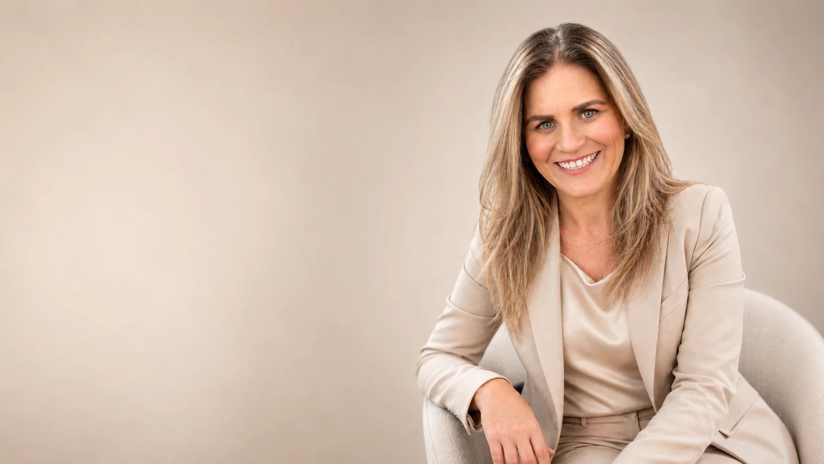 Ana Junqueira, jornalista e estrategista digital, sentada e sorrindo